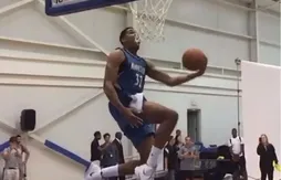 Karl-Anthony Towns passe un Rider à la séance photo des rookies