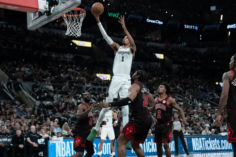 https://www.basketusa.com/thumbor/5L2wVU61VwfyMxGvxIPBC_zudFY=/487x325/smart/filters:format(webp)/https%3A%2F%2Fmedia.basketusa.com%2Fmain%2F2026%2F03%2Fwemby-chi.jpg