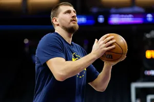 La passe folle de Nikola Jokic a laissé les Nuggets sans voix