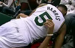 Quand Nicolas Batum et Devin Harris font un calin