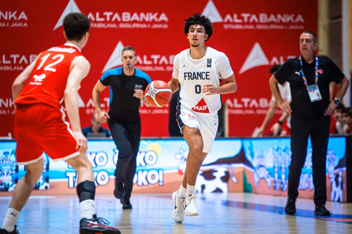 Adam Atamna avec l'équipe de France lors de l'Euro U18 (crédit photo : FIBA)