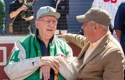Une surprise pour Bob Cousy : le trophée des Celtics à domicile