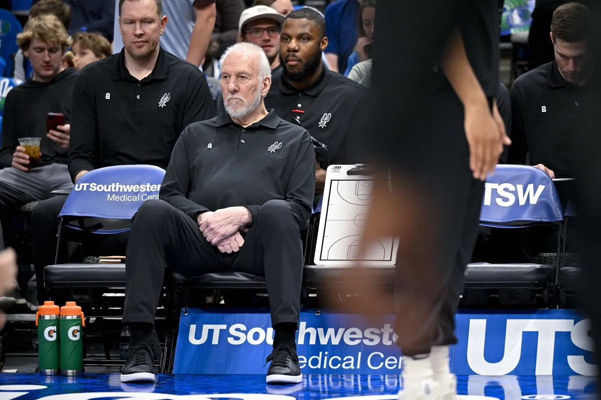 Gregg Popovich et Darius Songaila