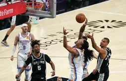 Le Thunder pris dans la vague