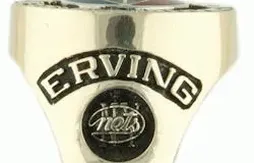 Endetté, Julius Erving vend ses trophées aux enchères