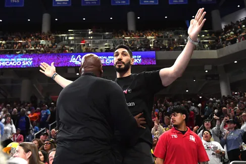 Enes Kanter crée la polémique et finit expulsé d’un match WNBA