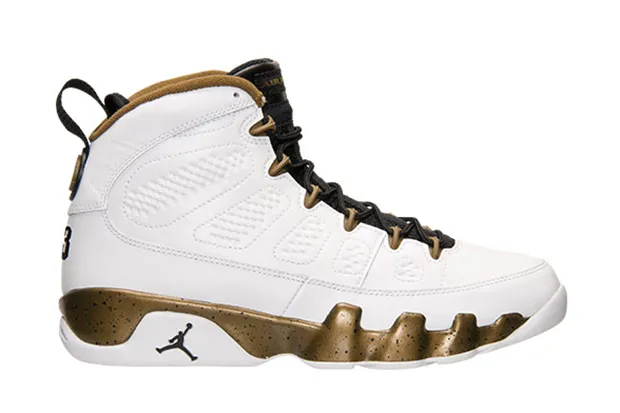 air-jordan-9-statue-retail-02