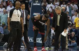 Touché, mais pas coulé, LeBron James enterre les Bobcats