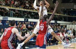 Victor Wembanyama martyrise la raquette de la SIG