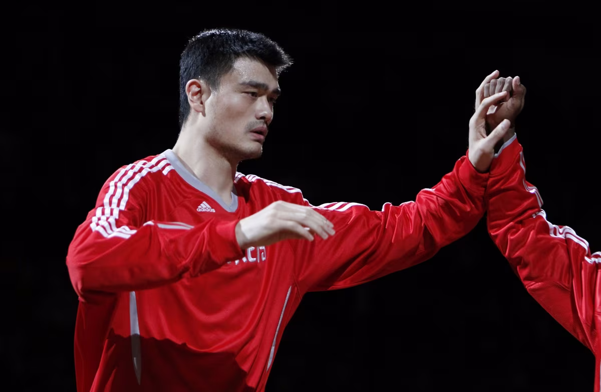 Le 26 juin 2002, les Rockets draftent Yao Ming en première position