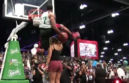 “Young Hollywood” passe un Rider par-dessus une jeune fille debout sur une chaise