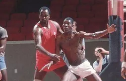 Hakeem Olajuwon a façonné son jeu en défiant Moses Malone