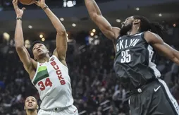Giannis Antetokounmpo voit triple pour repousser le banc de Brooklyn