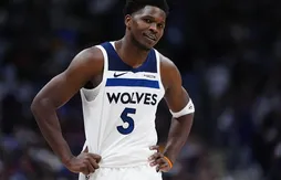 En serrant les dents, Anthony Edwards montre l’exemple