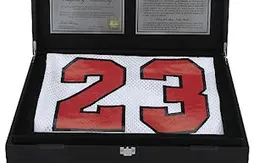 Qui veut le maillot du premier match de Michael Jordan ?