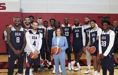 En visite surprise, Kamala Harris demande à Team USA de ramener l’or