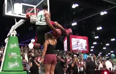 “Young Hollywood” passe un Rider par-dessus une jeune fille debout sur une chaise