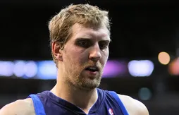 Dirk Nowitzki dans de sales draps