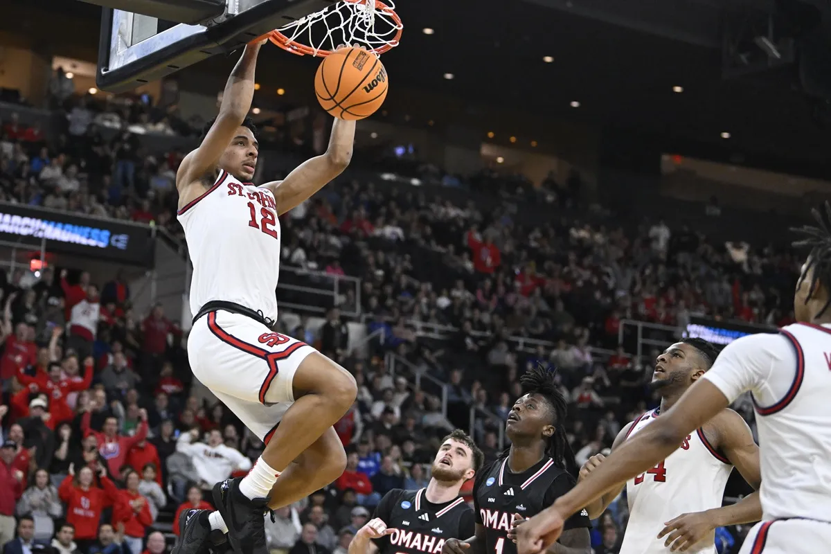 RJ Luis (St John's) face à Omaha lors de la March Madness
