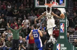 Monumental, Giannis Antetokounmpo enfonce les Sixers