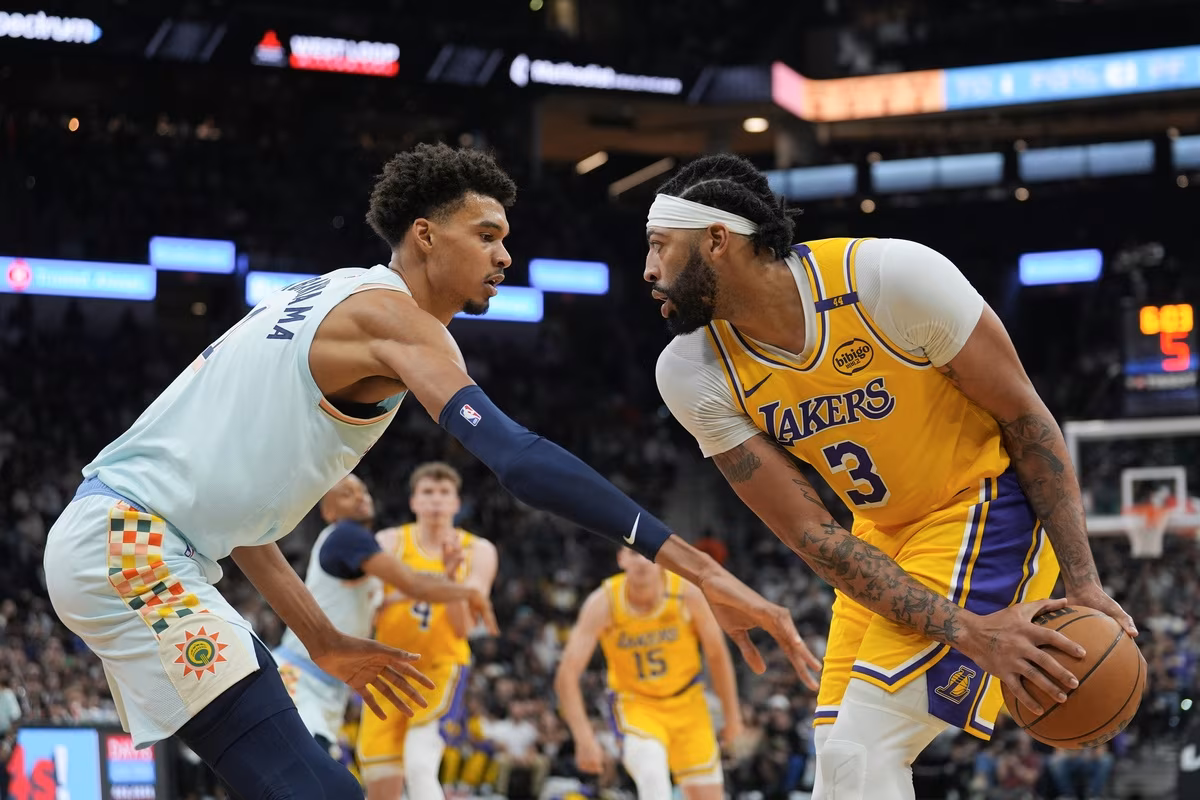 Anthony Davis face à Victor Wembanyama