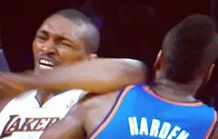 Le coup de coude idiot de Metta World Peace sur James Harden