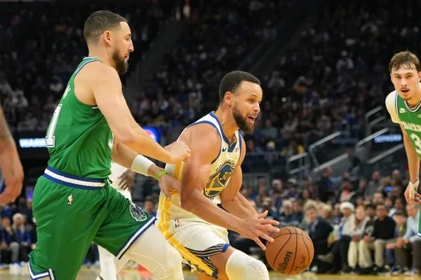 Les Warriors ne tremblent pas face aux Mavericks