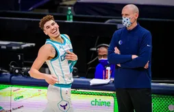 Les Hornets gâchent la première à domicile des Mavs