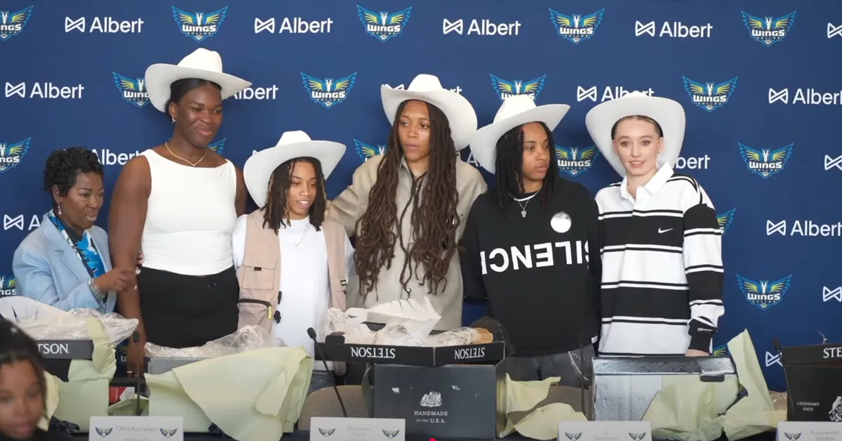 Paige Bueckers, à droite lors de la présentation des rookies des Dallas Wings