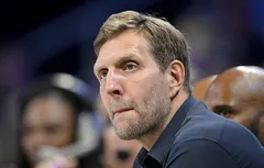 Dirk Nowitzki, à fond derrière Masai Ujiri et Cooper Flagg