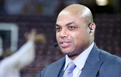 Charles Barkley s’amuse de sa statue à Philadelphie