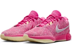 La LeBron 21 passe enfin au rose