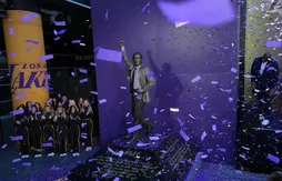 Les Lakers dévoilent la statue de Pat Riley, entre classe et « Showtime »