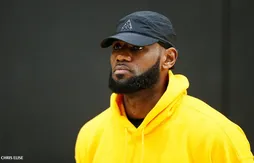 LeBron James s’identifie aux athlètes universitaires qui génèrent de l’argent mais n’en touchent pas
