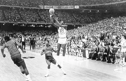 Le 29 mars 1982, Michael Jordan offre le titre NCAA à North Carolina