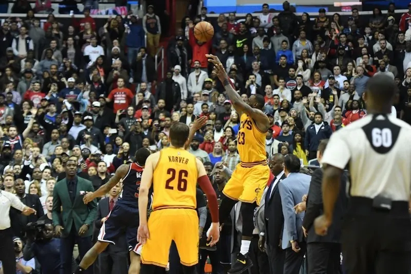 Porté par un Big Three au sommet de son art, Cleveland met fin à l'invincibilité de Washington à domicile après une rencontre inoubliable.