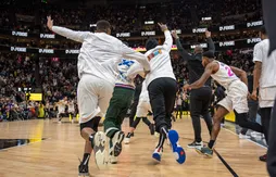 Tyler joue encore aux héros