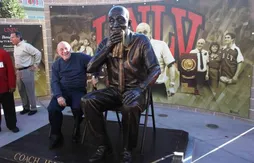 UNLV dévoile une statue du légendaire Jerry “Tark the Shark” Tarkanian