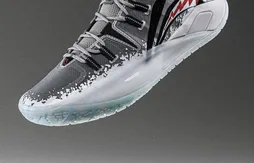 CJ McCollum flashé avec la CJ 2 aux pieds