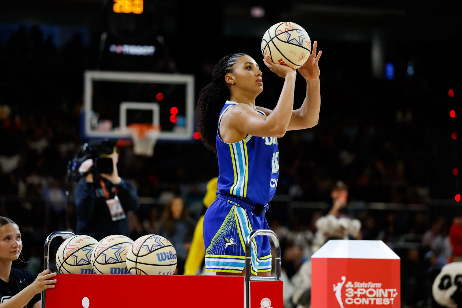 Azzi Fudd remporte le concours à 3-points et entre dans l'histoire de la WNBA