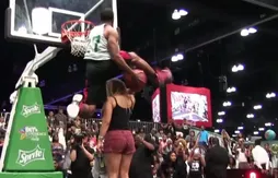“Young Hollywood” passe un Rider par-dessus une jeune fille debout sur une chaise