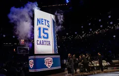 Aux côtés de son idole, Julius Erving, Vince Carter a vu les Nets retirer son maillot