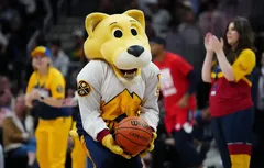 L’homme derrière la mascotte Rocky porte plainte contre les Nuggets