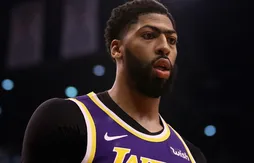 Un champion NBA dos au mur