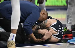 Dereck Lively II a pris un gros coup derrière la tête