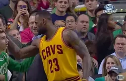 LeBron James donne ses chaussures à un jeune basketteur handicapé
