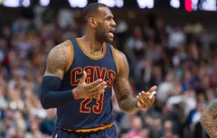 LeBron James furieux contre les arbitres