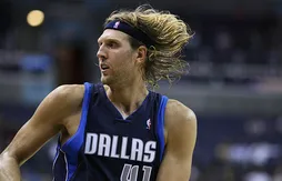 Dirk Nowitzki écoeure les Spurs et lance la série des Mavs
