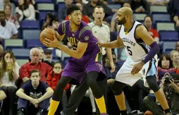 Anthony Davis opéré uniquement du genou