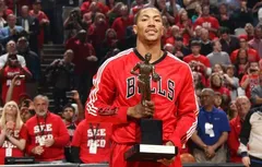 Le 3 mai 2011, Derrick Rose devient le plus jeune MVP de l’histoire